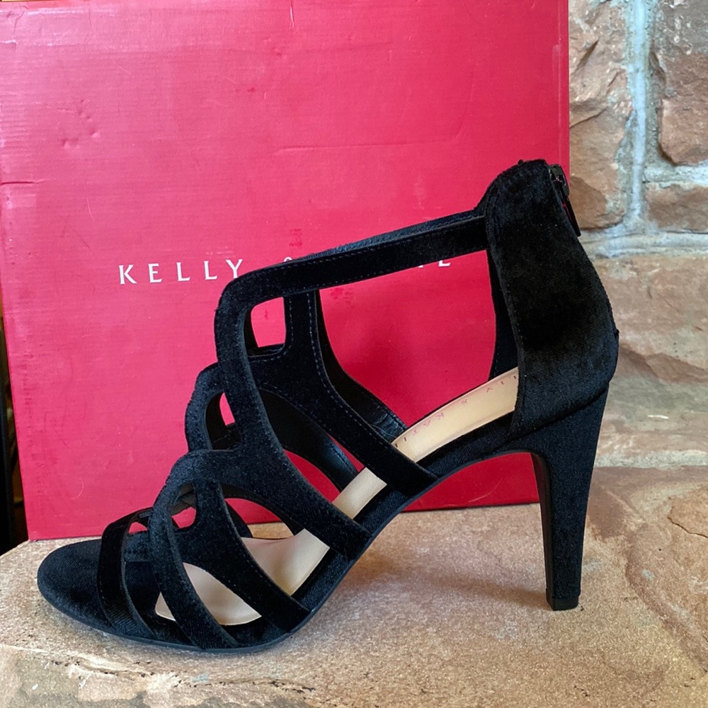 Never worn size 8.5 Velvet heel